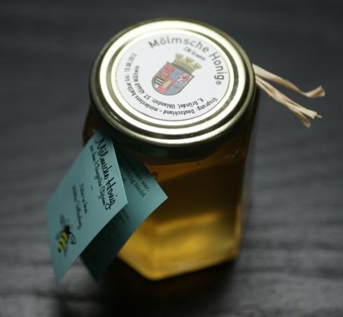 Honig aus dem Kleingarten Styrum: Geschleuderter Honig aus dem Kleingarten, verkaufsfertig abgefüllt und verpackt. Foto: Niels Gründel