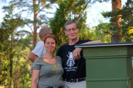 Kerstin Gründel und Aimo Nurminen vor seinen Dunklen Honigbienen beim Sommersitz des finnischen Staatspräsidenten. Foto: Niels Gründel