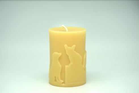 Stumpenkerze mit Hundemotiv. Foto: Niels Gründel