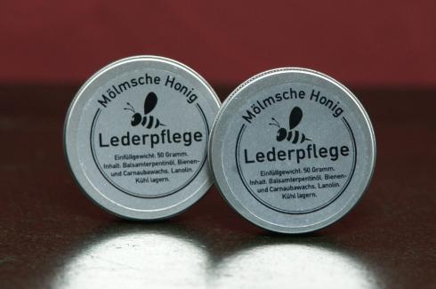 Lederpflege besteht aus hochwertigen Inhaltsstoffen, u. a. auch Bienenwachs. Foto: Kerstin Gründel