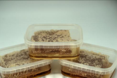 Verpackter Scheibenhonig. Foto: Niels Gründel